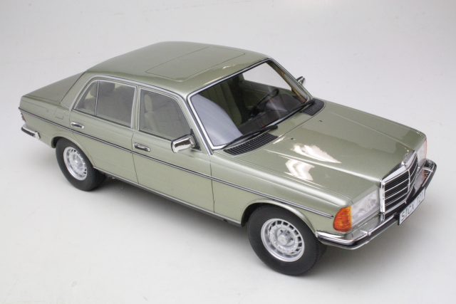 Mercedes 280E (w123) 1976, light green