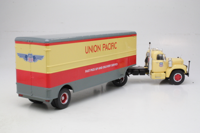 Mack B61 1955 "Union Pacific" - Click Image to Close