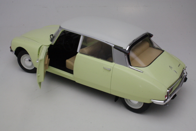 Citroen DS Special 1972, light yellow