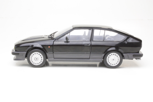 Alfa Romeo GTV6 1984, musta