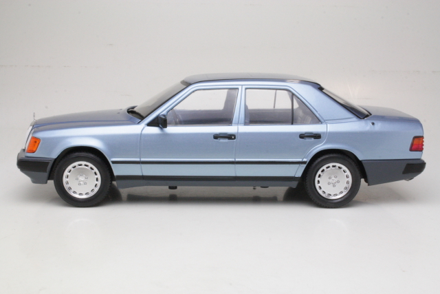 Mercedes 300E (w124) 1984, sininen - Sulje napsauttamalla kuva