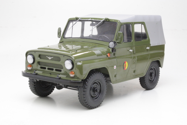 UAZ 469, NVA, Soft Top, tummanvihreä - Sulje napsauttamalla kuva