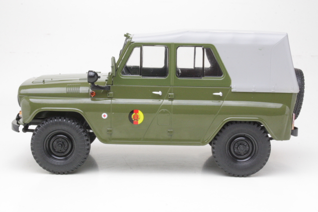 UAZ 469, NVA, Soft Top, tummanvihreä