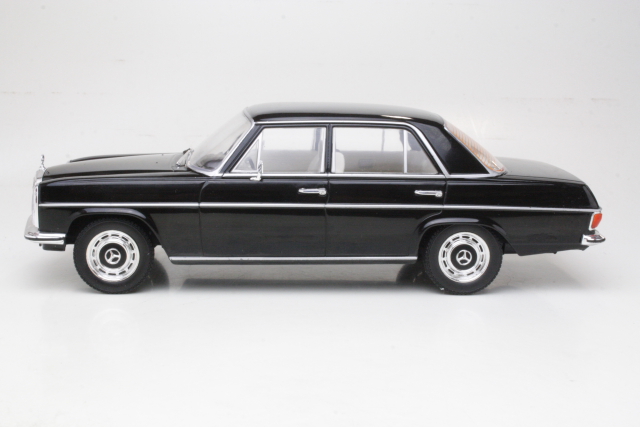 Mercedes 220D (w115) 1972, musta - Sulje napsauttamalla kuva