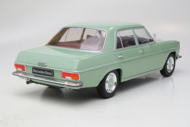 Mercedes 220D (w115) 1972, vihreä