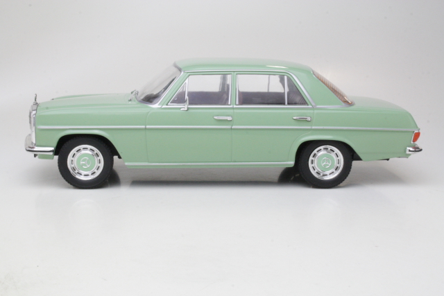 Mercedes 220D (w115) 1972, vihreä