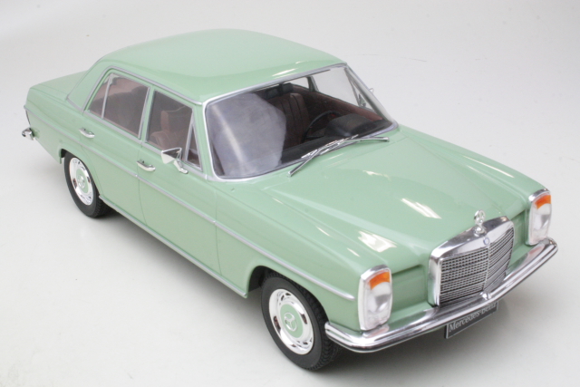 Mercedes 220D (w115) 1972, vihreä