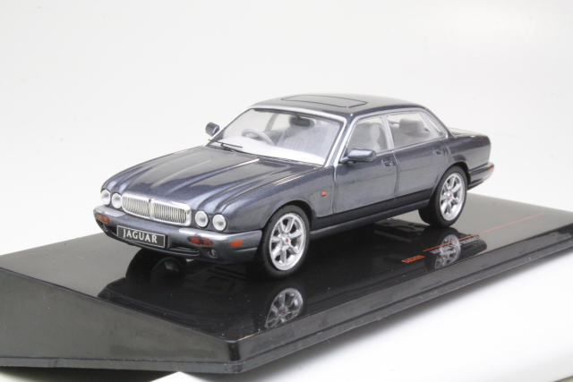 Jaguar XJ8 (X308) 1998, grey