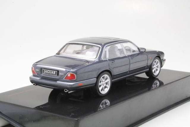 Jaguar XJ8 (X308) 1998, grey