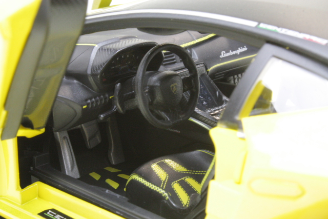 Lamborghini Centenario LP770-4 2016, keltainen - Sulje napsauttamalla kuva