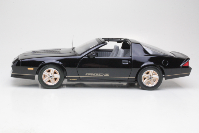 Chevrolet Camaro IROC-Z 1985, musta - Sulje napsauttamalla kuva