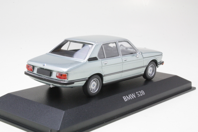 BMW 520 (e12) 1972, vaaleansininen