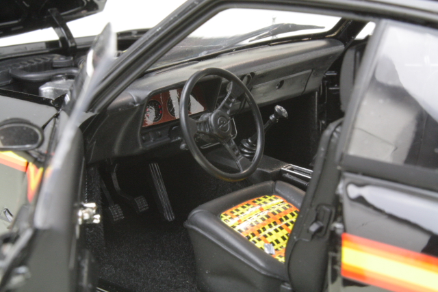 Opel Manta A GT/E 1975, musta "Black Magic"