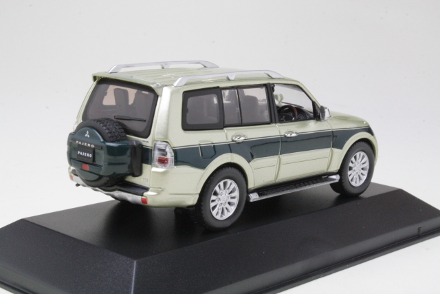 Mitsubishi Pajero 4WD 2010, green