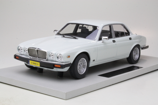 Jaguar XJ6 1982, white