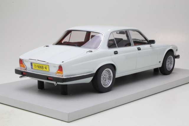Jaguar XJ6 1982, white