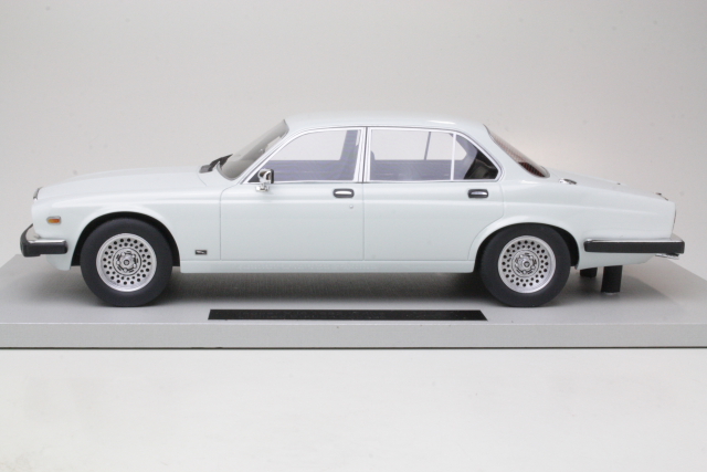 Jaguar XJ6 1982, white