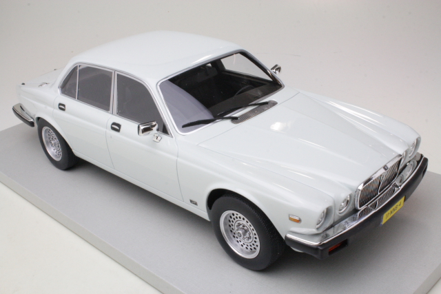 Jaguar XJ6 1982, white