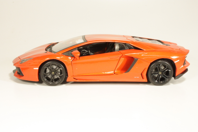 Lamborghini Aventador LP700-4 2011, keltainen - Sulje napsauttamalla kuva