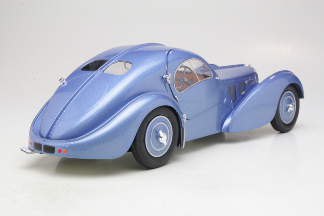 Bugatti Type 57SC Atlantic 1938, vaaleansininen - Sulje napsauttamalla kuva