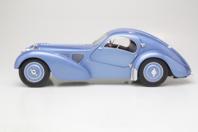 Bugatti Type 57SC Atlantic 1938, vaaleansininen - Sulje napsauttamalla kuva