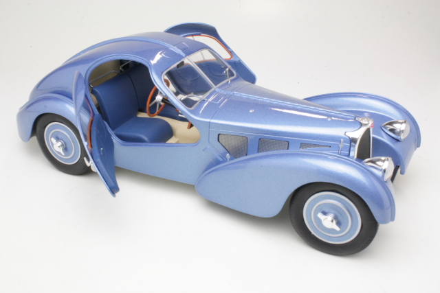 Bugatti Type 57SC Atlantic 1938, vaaleansininen - Sulje napsauttamalla kuva