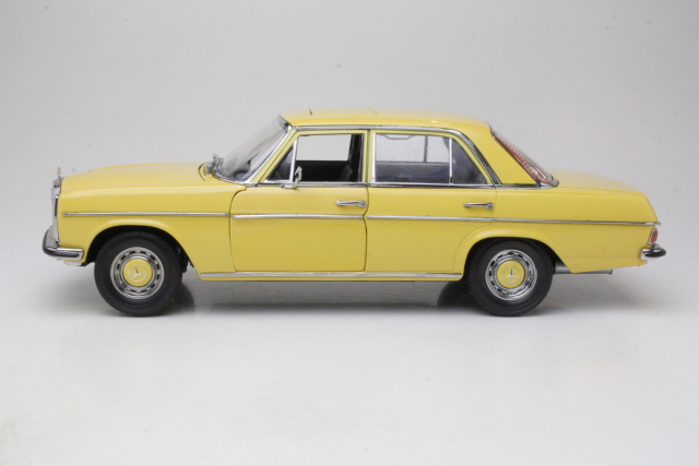 Mercedes Strich 8 Saloon (w115) 1968, keltainen