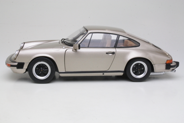 Porsche 911 Carrera 3.2 1977, pronssi - Sulje napsauttamalla kuva