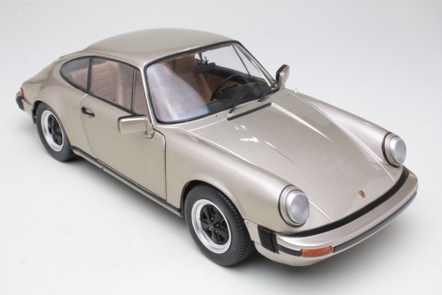 Porsche 911 Carrera 3.2 1977, pronssi - Sulje napsauttamalla kuva