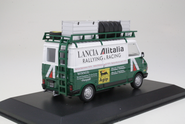 Fiat 242, valkoinen/vihreä "Alitalia" (kattoteline)