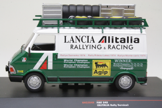 Fiat 242, valkoinen/vihreä "Alitalia" (kattoteline)