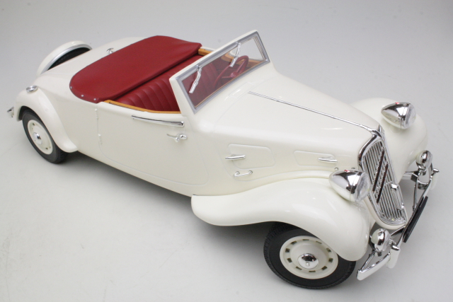 Citroen Traction Avant 11B Cabriolet 1939, valkoinen