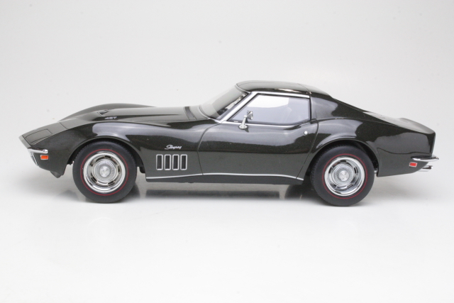 Chevrolet Corvette C3 1969, tummanvihreä