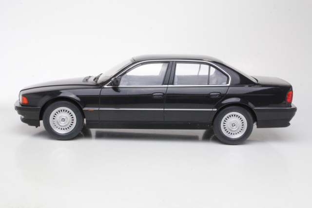 BMW 740i (e38) 1994, musta