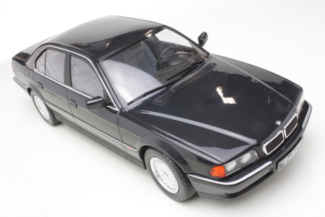 BMW 740i (e38) 1994, musta