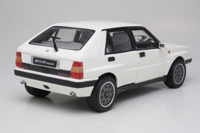 Lancia Delta HF Integrale 8V 1987, valkoinen