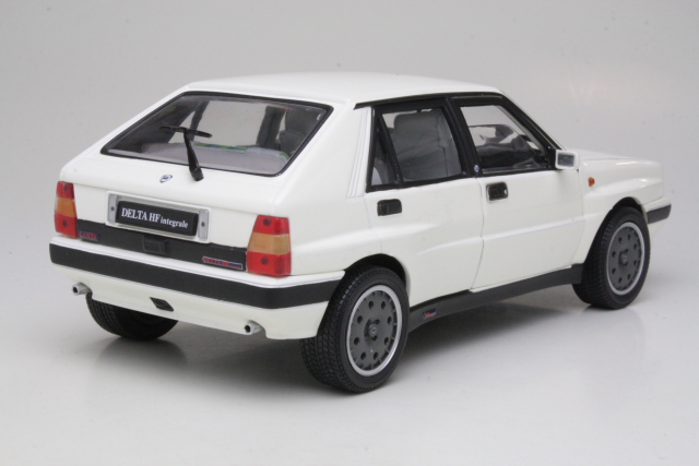 Lancia Delta HF Integrale 8V 1987, white - Click Image to Close