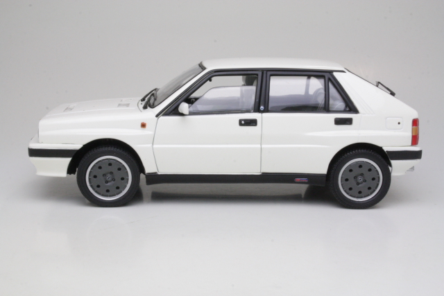 Lancia Delta HF Integrale 8V 1987, valkoinen