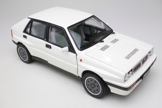 Lancia Delta HF Integrale 8V 1987, valkoinen