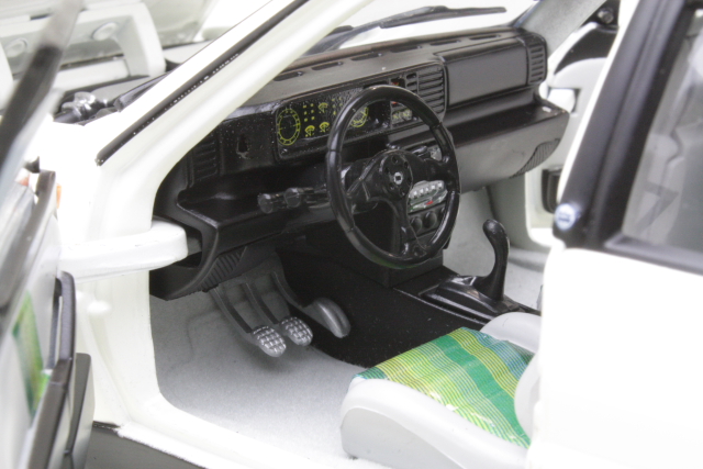 Lancia Delta HF Integrale 8V 1987, valkoinen