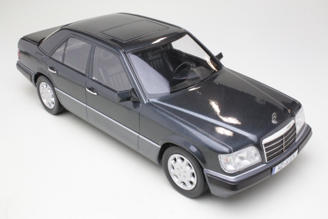 Mercedes E320 (w124) 1989, musta