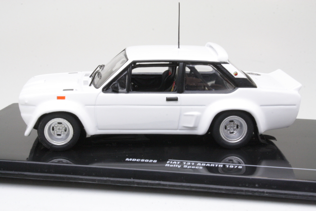 Fiat 131 Abarth 1978, valkoinen "Plain Body Version" - Sulje napsauttamalla kuva