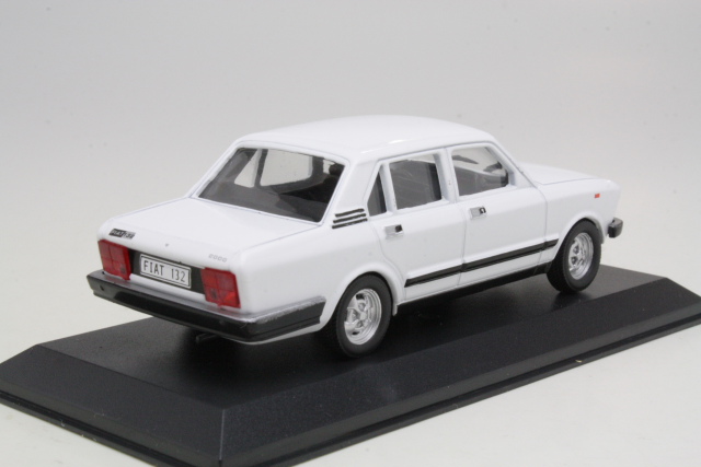 Fiat 132 1975, valkoinen