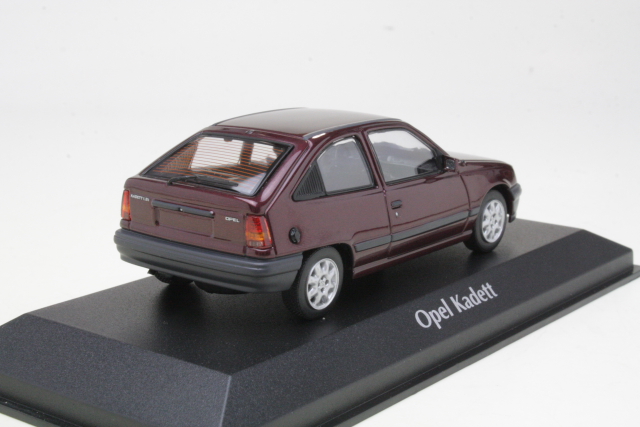 Opel Kadett E 1990, punainen - Sulje napsauttamalla kuva