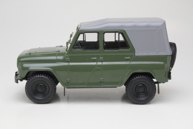 UAZ 469, matt green - Click Image to Close