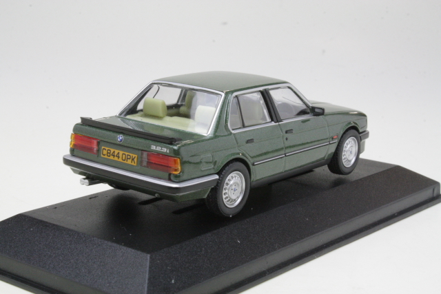 BMW 323i (e30), tummanvihreä