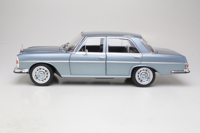 Mercedes 280SE (w108) 1968, vaaleansininen - Sulje napsauttamalla kuva