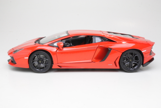 Lamborghini Aventador LP700-4 2011, oranssi