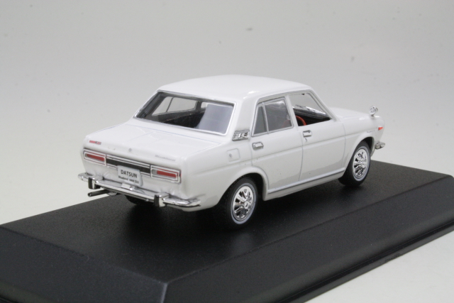 Nissan Bluebird 1600 SSS 1969, valkoinen - Sulje napsauttamalla kuva