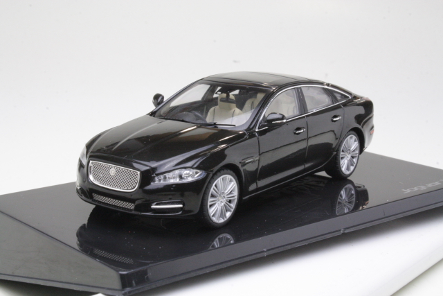 Jaguar XJ 2010, musta
